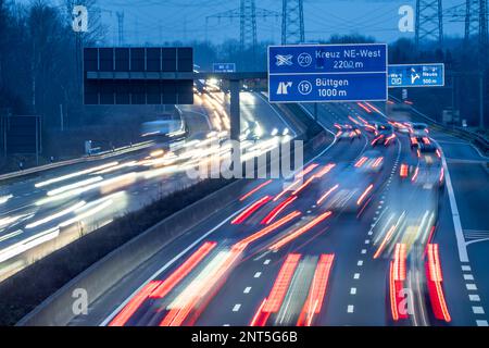 Autostrada A57 nei pressi di Kaarst, nel quartiere Reno di Neuss, vista in direzione dello svincolo di Büttgen, forte traffico fuori picco, linea elettrica aerea ro Foto Stock