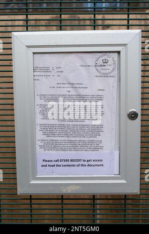 Euston, Londra, Regno Unito. 27th febbraio, 2023. Una copia di un injuction lungo tutta la via che HS2 hanno portato fuori per impedire che i manifestanti interferiscano con le loro opere. HS2 Ltd stanno facendo grandi quantità di costruzione per il nuovo capolinea della stazione ferroviaria di Londra Euston 2 High Speed Rail e lo svincolo della metropolitana di Londra. La settimana scorsa HS2 ha avviato deviazioni di utility nella Euston Road, che sta rallentando il traffico. I residenti che vivono nella zona di Euston devono sopportare HS2 ore di rumore, polvere e disagi che un residente ha descritto oggi come 'inferno sulla terra senza fine in vista'. Credit: Maureen McLean/Alamy Live News Foto Stock