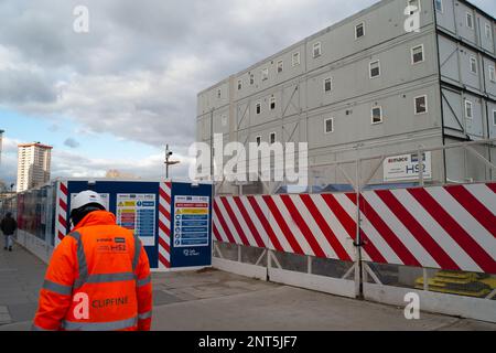 Euston, Londra, Regno Unito. 27th febbraio, 2023. HS2 Ltd stanno facendo grandi quantità di costruzione per il nuovo capolinea della stazione ferroviaria di Londra Euston 2 High Speed Rail e lo svincolo della metropolitana di Londra. La settimana scorsa HS2 ha avviato deviazioni di utility nella Euston Road, che sta rallentando il traffico. I residenti che vivono nella zona di Euston devono sopportare HS2 ore di rumore, polvere e disagi che un residente ha descritto oggi come 'inferno sulla terra senza fine in vista'. Credit: Maureen McLean/Alamy Live News Foto Stock