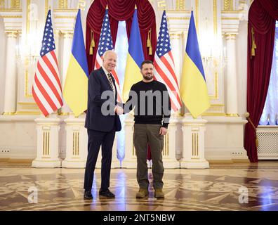 JOE BIDEN, presidente degli Stati Uniti con Volodymyr Zelensky al Palazzo Mariinsky di Kiev 20 febbraio 2023. Foto: UPPO Foto Stock