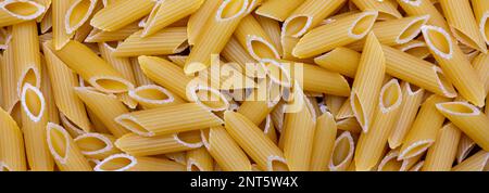 striscione o primo piano visto dall'alto di pasta di maccheroni crudi Foto Stock