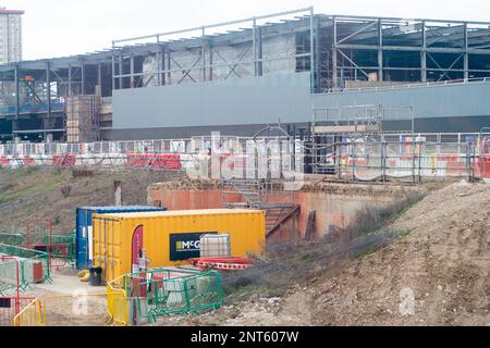 Euston, Londra, Regno Unito. 27th febbraio, 2023. HS2 Ltd stanno facendo grandi quantità di costruzione per il nuovo capolinea della stazione ferroviaria di Londra Euston 2 High Speed Rail e lo svincolo della metropolitana di Londra. La settimana scorsa HS2 ha avviato deviazioni di utility nella Euston Road, che sta rallentando il traffico. I residenti che vivono nella zona di Euston devono sopportare HS2 ore di rumore, polvere e disagi che un residente ha descritto oggi come 'inferno sulla terra senza fine in vista'. Credit: Maureen McLean/Alamy Live News Foto Stock