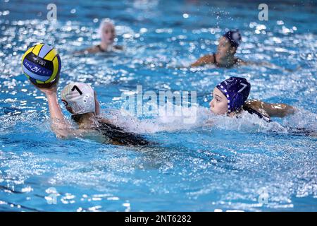 Polo Acquatico Frecciarossa, Roma, Italia, 25 febbraio 2023, Domitilla Picozzi (SIS Roma) vs Elena Ruiz Barrel (AstralPool Sabadell) durante il SIS Roma Foto Stock