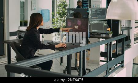 Gli sviluppatori di software che si occupano di sistemi online hacked, esaminando l'errore critico sul computer. I programmatori salvano le informazioni di database e programmazione sulla rete, l'agenzia di sviluppo IT. Foto Stock