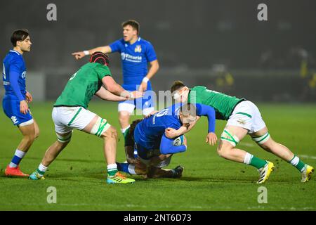 Stadio Monigo, Treviso, Italia, 24 febbraio 2023, Francois Carlo Mey d'Italia U20 Tackle durante il U20 - Italia vs Irlanda - Rugby sei Nazioni partita Foto Stock