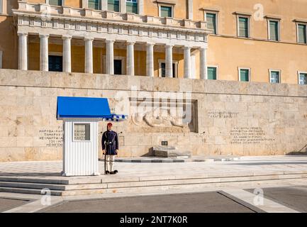 La Tomba del Milite Ignoto di fronte al Vecchio Palazzo reale, che domina Piazza Syntagma, ad Atene, in Grecia. Foto Stock