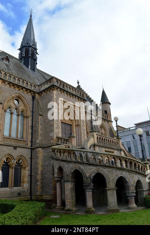 DUNDEE, SCOZIA - 26 FEBBRAIO 2023: Vista delle Gallerie McManus, il più grande memoriale al Principe Alberto fuori Londra Foto Stock