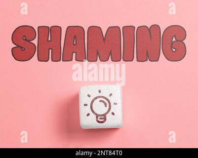 Scrittura a mano testo Shaming. Parola per sottoporre qualcuno a disgrazia, umiliazione, o discredito per esposizione pubblica Foto Stock