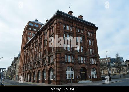 DUNDEE, SCOZIA - 26 FEBBRAIO 2023: Il Courier Building, sede della casa editrice D C Thomson & Co, si trova all'angolo tra Meadowside e Albert Foto Stock