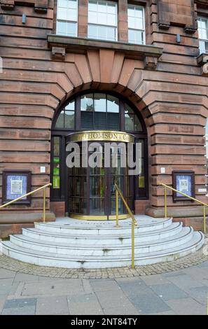 DUNDEE, SCOZIA - 26 FEBBRAIO 2023: L'ingresso al Courier Building, sede degli editori D C Thomson & Co, si trova all'angolo di Meadowside Foto Stock