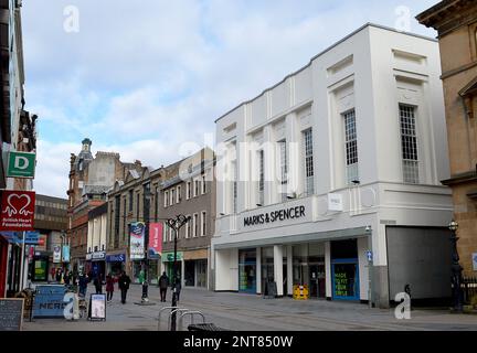 DUNDEE, SCOZIA - 26 FEBBRAIO 2023: Uno dei pochi edifici art deco della città, il ramo Marks and Spencer è stato progettato da Robert Lutyens Foto Stock