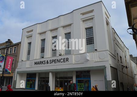 DUNDEE, SCOZIA - 26 FEBBRAIO 2023: Uno dei pochi edifici art deco della città, il ramo Marks and Spencer è stato progettato da Robert Lutyens Foto Stock