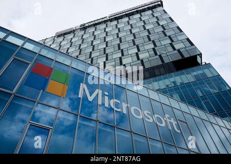 Bucarest, Romania - 23 febbraio 2023: Vista della sede centrale di Microsoft Romania in City Gate Towers situata in Free Press Square, a Bucarest, Romani Foto Stock