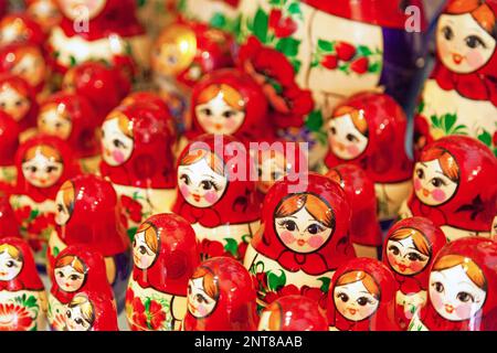 Bambole Matryoshka in vendita presso un negozio di articoli da regalo. Foto Stock