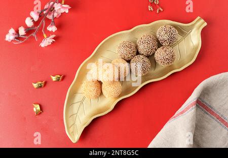 Palla di semi di sesamo Onde-onde, servita sulla foglia oro piatto vista dall'alto. Popolare spuntino indonesiano con influenza cinese per Cap Go Meh Foto Stock