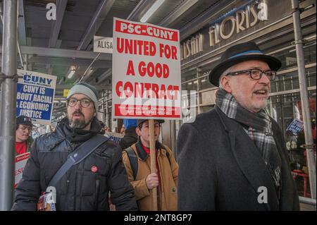 STATI UNITI. 27th Feb, 2023. Con il loro contratto sindacale in scadenza, centinaia di docenti e personale della CUNY si sono alleati al di fuori della sede centrale di CUNY il 27 febbraio 2023 per portare le loro richieste di un nuovo contratto direttamente alla porta principale del management. Il Professional staff Congress (PSC) - il sindacato che rappresenta 30.000 docenti e personale del CUNY - è stato affiancato da studenti e sostenitori nella richiesta di un nuovo accordo che include aumenti di inflazione-batting e altri progressi che aiutano a proteggere la qualità di un'istruzione CUNY. (Foto di Erik McGregor/Sipa USA) Credit: Sipa USA/Alamy Live News Foto Stock