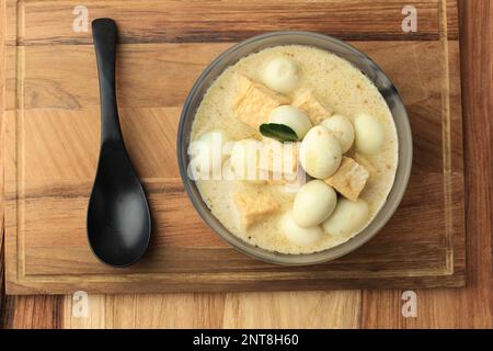 Opor Tahu Telur Puyuh, tofu e uovo di quaglia in curry bianco di cocco stufato, menu tradizionale dall'Indonesia Foto Stock