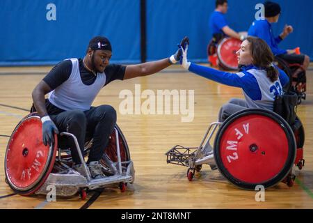 Nellis AFB, Nevada, USA. 23rd Feb, 2023. SRA Darryl Holley (a sinistra) e Ret. SRA Sharliett Cardenas (a destra), i concorrenti di rugby in sedia a rotelle di Air Force Wired Warrior, si completano dopo una partita alla base dell'aeronautica di Nellis, Never., febbraio. 23, 2023. Air Force Trials è una competizione in stile paralimpico che offre sport adattativi che utilizzano attrezzature su misura per le esigenze degli atleti. Credito: USA Air Force/ZUMA Press Wire Service/ZUMAPRESS.com/Alamy Live News Foto Stock