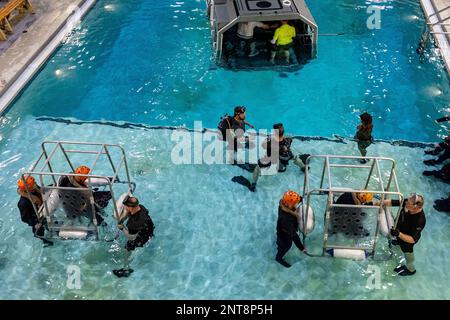 Camp Lejeune, Carolina del Nord, Stati Uniti. 22nd Feb, 2023. STATI UNITI Marines con la Marine Expeditionary Unit 26th conduce diversi esercizi preparatori prima di condurre l'Underwater Egress Training (UET) sul Marine Corps base Camp Lejeune, North Carolina, febbraio. 22, 2023. UET fornisce ai membri del servizio le conoscenze, le competenze e le capacità per uscire in sicurezza da un aeromobile sommerso. Credito: USA Marines/ZUMA Press Wire Service/ZUMAPRESS.com/Alamy Notizie dal vivo Foto Stock