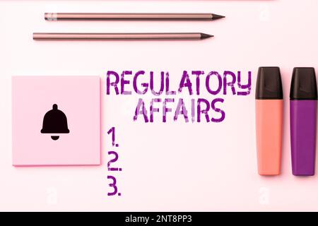 Cartello con indicazione Regulatory Affairs. Parola scritta sul desiderio dei governi di proteggere la salute pubblica Foto Stock