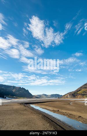 Area di Einsiedeln, Canton Svitto, Svizzera, 20 febbraio 2023 interessanti forme di nube nel cielo in una giornata di sole Foto Stock