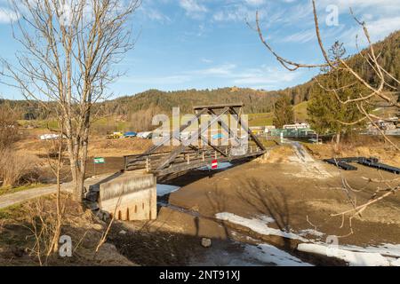 Zona di Einsiedeln, Canton Svitto, Svizzera, 20 febbraio 2023 Vecchio ponte pedonale in legno su una piccola parte del lago Sihlsee Foto Stock