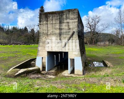 Un vecchio edificio abbandonato. Impianto di screening della ghiaia presso lo Steelhead Beach Regional Park, Forestville, California Foto Stock