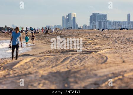 Fort Lauderdale, FL / USA - 23 dicembre 2022: La gente gode la spiaggia nel tardo pomeriggio sole, il 23 dicembre 2022 a Fort Lauderdale, FL. Foto Stock