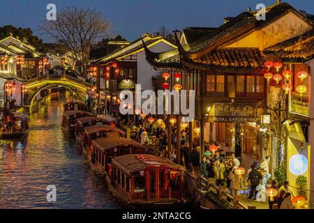 SUZHOU, CINA - 27 FEBBRAIO 2023 - i turisti si affollano al punto panoramico di Qili Shantang nel quartiere di Gusu, nella città di Suzhou, nella provincia di Jiangsu, la sera di febbraio Foto Stock