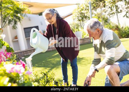 Felice coppia di anziani diversi giardinaggio insieme Foto Stock
