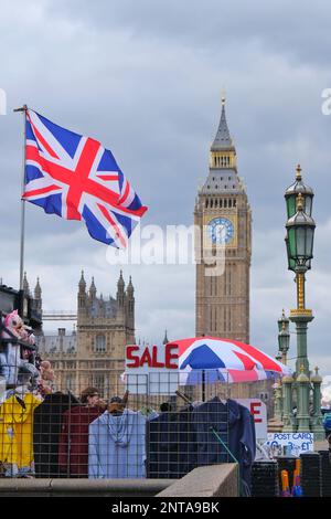 Londra, Regno Unito. Un negozio di souvenir ha un Union Jack che vola e la Elizabeth Tower può essere vista sullo sfondo Foto Stock
