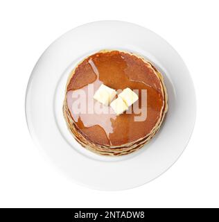 Pila di gustosi pancake con burro e miele su sfondo bianco, vista dall'alto Foto Stock