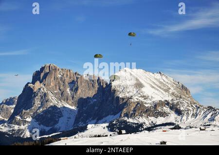 Bolzano, Italia. 16th Feb, 2023. Paracadutisti dell'Esercito Italiano assegnati a 4th reggimento Alpini, Brigata Folgore e Stati Uniti I paracadutisti dell'esercito assegnati alla Brigata aerea 173rd, conducono un'operazione aerea da un'Aeronautica militare Italiana, 46th, Brigata aerea, C-27J Spartan verso l'Alpe di Siusi a Bolzano, Italia, febbraio. 16, 2023. La Brigata Airborne 173rd è la U.S.A. Forza di risposta di contingenza dell'esercito in Europa, capace di proiettare le forze pronte dovunque negli Stati Uniti Aree di responsabilità dei comandi europei, africani o centrali. Credito: USA Army/ZUMA Press Wire Service/ZUMAPRESS.com/Alamy Notizie dal vivo Foto Stock