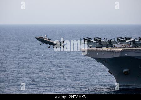 Mar Cinese Meridionale. 16th Feb, 2023. Un F-35B Lightning II di Marine Fighter Attack Squadron (VMFA) 122, 13th Marine Expeditionary Unit (MEU), lancia dalla nave d'assalto anfibio di classe Wasp USS Makin Island (LHD 8). Il Makin Island Amphibious Ready Group, con 13th MEU imbarcati, e il Nimitz Carrier Strike Group stanno conducendo operazioni combinate di forza d'urto di spedizione (FSE), dimostrando capacità uniche di combattimento di alto livello, superiorità marittima, proiezione di potenza e prontezza. Le operazioni comprendono una formazione integrata volta a migliorare l'interoperabilità tra i due gruppi Foto Stock