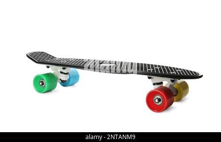 Skateboard nero con ruote colorate isolate su bianco. Attrezzatura sportiva Foto Stock