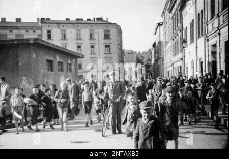 La fotografia mostra Estery Street nel Kraków Ghetto durante l'occupazione della Polonia da parte della Germania nazista nella seconda guerra mondiale Foto Bundesarchiv Bild 101III-Wisniewski-010-33A Polen, Krakau, Estery, Juden.jpg Foto Stock