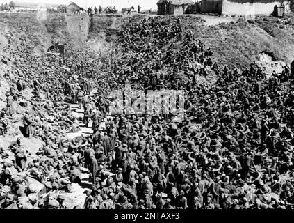 Durante i primi mesi dell'operazione Barbarossa furono catturati moltissimi prigionieri di guerra Saoviet. I nazisti hanno sistematicamente affamato e trascurato i prigionieri di guerra russi in quanto erano considerati sub-umani slavi. IT stima che tre milioni di prigionieri sovietici siano morti in prigionia, molti in campi di fortuna come questo. Non ci sono edifici o rifugi di alcun tipo e gli uomini sono morti da esposizione e fame. Foto https://commons.wikimedia.org/w/index.php?curid=117729166 Foto Stock