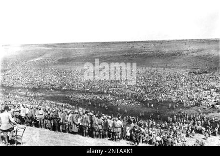 Durante i primi mesi dell'operazione Barbarossa furono catturati moltissimi prigionieri di guerra Saoviet. I nazisti hanno sistematicamente affamato e trascurato i prigionieri di guerra russi in quanto erano considerati sub-umani slavi. IT stima che tre milioni di prigionieri sovietici siano morti in prigionia, molti in campi di fortuna come questo. Non ci sono edifici o rifugi di alcun tipo e gli uomini sono morti da esposizione e fame. Foto https://commons.wikimedia.org/w/index.php?curid=117729166 Foto Stock