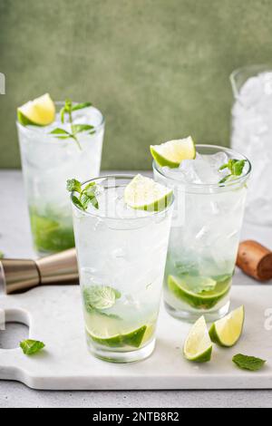 Cocktail mojito classico in bicchieri alti con lime e menta fresca Foto Stock