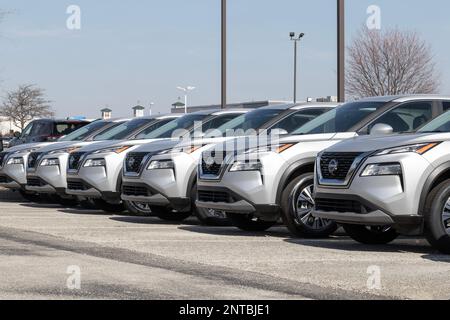 Pescatori - circa Febbraio 2023: Nissan Rogue mostra presso una concessionaria. Nissan offre il Rogue nei modelli S, SV, SL e Premium. Foto Stock