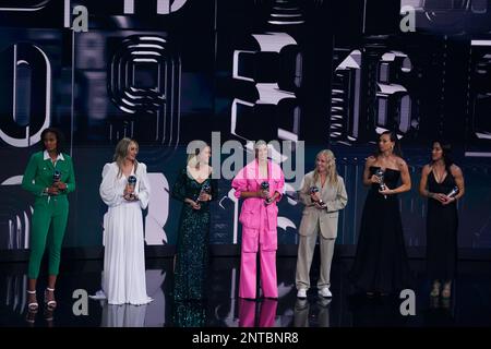 Parigi, Francia. 27th Feb, 2023. Parigi, Francia, febbraio 27th 2023: Wendie Renard, Alexia, Putellas, MAPI Leon, Alex Morgan, Beth Mead, Christiane Endler, Lucy Bronze hanno ricevuto il trofeo per il 2022 FIFA FIFPRO Women's World XI Award in occasione dei migliori FIFA Football Awards 2022 alla Salle Pleyel di Parigi, Francia. (Daniela Porcelli/SPP) Credit: SPP Sport Press Photo. /Alamy Live News Foto Stock