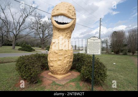 Plains, Stati Uniti. 27th Feb, 2023. "The Smiling Peanut" viene mostrato mentre i residenti si preparano a dire Arrivederci all'ex presidente Jimmy carter in pianura, Georgia, lunedì 27 febbraio 2023. L'ex presidente degli Stati Uniti Jimmy carter, il più antico ex presidente vivente all'età di 98 anni, sta ora ricevendo cure ospedalizie al termine del ciclo di vita nella sua casa a Plains, Georgia. Foto di Anthony Stalcup/UPI Credit: UPI/Alamy Live News Foto Stock