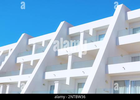 Edificio tropicale con vista esterna. Edificio bianco contro il cielo blu Foto Stock