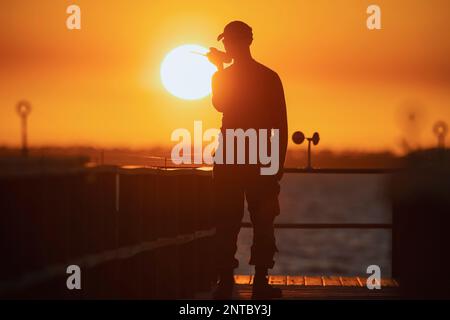 Palm Harbor, Florida, Stati Uniti. 14th Feb, 2023. Airman 1st Class Damien Nuey, 6th ingegnere civile Squadron apprendista di smaltimento di ordigni esplosivi, comunica con la sua unità durante una risposta di allerta a Crystal Beach, Fla., febbraio. 14, 2023. L'unità EOD del 6th del CES risponde alle segnalazioni di ordinanze militari che si possono trovare in diverse contee che circondano la regione di Tampa. Credito: USA Air Force/ZUMA Press Wire Service/ZUMAPRESS.com/Alamy Live News Foto Stock