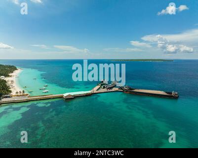 Porto marittimo e navi su un'isola tropicale. Isola di Bantayan, Filippine. Foto Stock