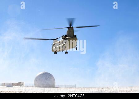 Buckley Space Force base, Colorado, Stati Uniti. 2nd Feb, 2023. Un Boeing CH-47 decollerà concludendo un esercizio di addestramento sul campo presso la Buckley Space Force base, Colom., febbraio. 2, 2023. Questo corso è stato il primo esercizio di addestramento sul campo della base aerea di Buckley per la difesa a terra. Credito: USA Space Force/ZUMA Press Wire Service/ZUMAPRESS.com/Alamy Live News Foto Stock