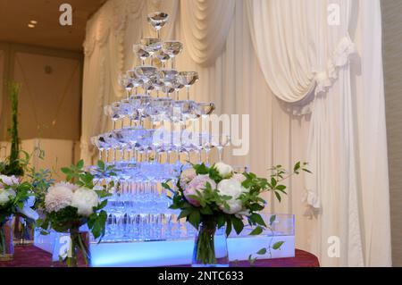 Torre dello champagne blu per un matrimonio. Tende bianche su sfondo. Foto Stock