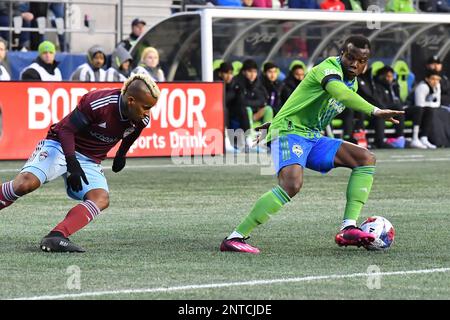 26 febbraio 2023: Il difensore dei Seattle Sounders Nouhou Tolo (5) sfugge con la palla durante la partita di calcio MLS tra le Colorado Rapids e il Seattle Sounders FC al Lumen Field di Seattle, WA. Seattle sconfisse il Colorado 4-0. Corregge una versione precedente di questa foto con un titolo errato. Steve Faber/CSM Foto Stock