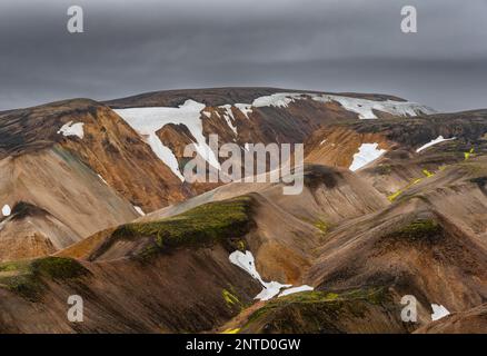 Colorate montagne di rhyolite con resti di neve, paesaggio vulcanico, paesaggio erosivo, Landmannalaugar, Fjallabak Riserva Naturale, Islandese Foto Stock