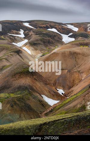 Colorate montagne di rhyolite con resti di neve, paesaggio vulcanico, paesaggio erosivo, Landmannalaugar, Fjallabak Riserva Naturale, Islandese Foto Stock